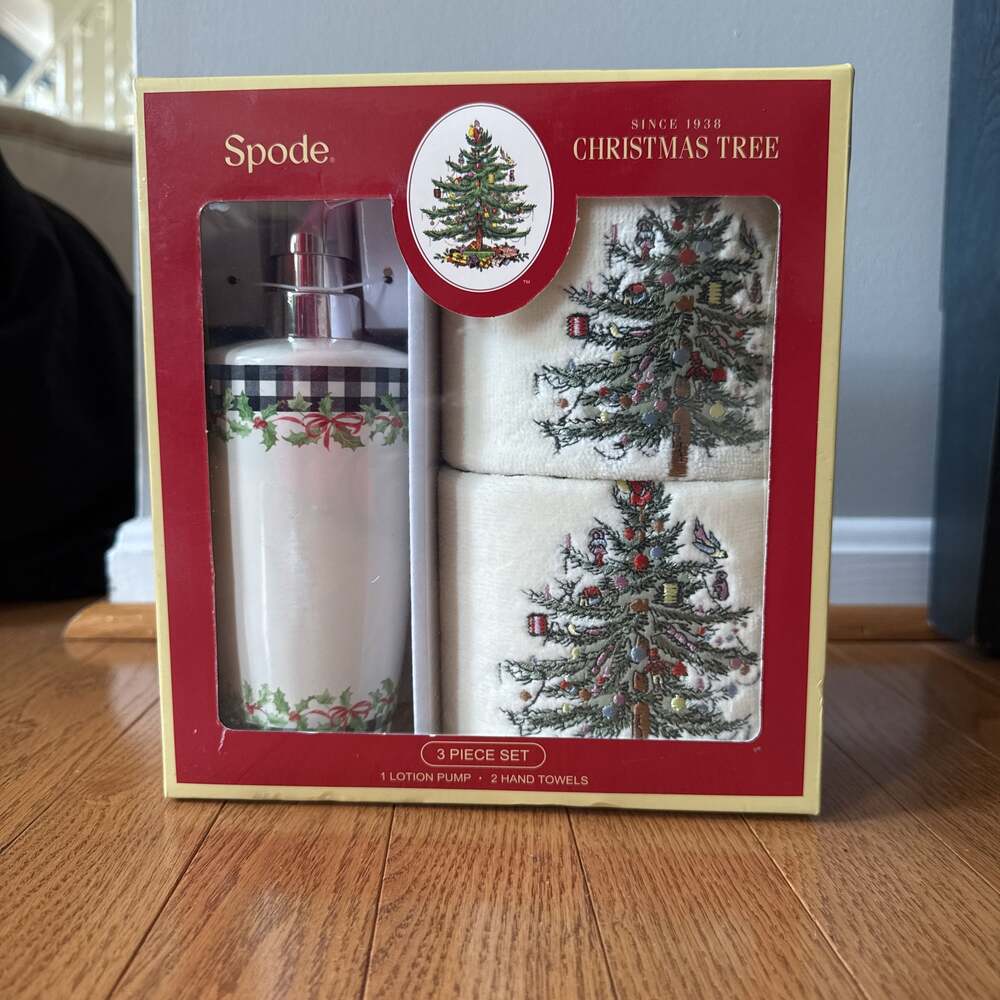 Spode Christmas Tree 3 Piece Set Lotion Dispenser & 2 Fingertip Towels